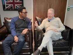 фото - «Мы будем на это давить». Уоррен об Усике и его будущем