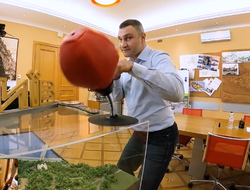 фото - Виталий Кличко поддерживает форму прямо в кабинете мэра — видео