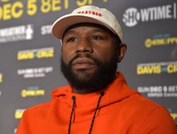 фото - «Победа Усика — не апсет». Флойд Мейвезер о поражении Джошуа 
