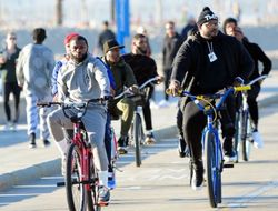 фото - Мейвезер катается на байке, планирует набить морду Джейку Полу — у них личное