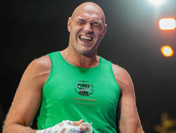 фото - Фьюри сильно перебрал с алкоголем: ползал на коленях, штурмовал головой фонарный столб — видео