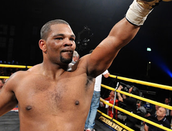 фото - Майк Перес снёс Дарнелла Уилсона