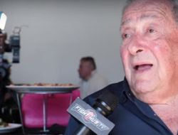 фото - Оскар Де Ла Хойя и Боб Арум повздорили из-за Кроуфорда и Альвареса