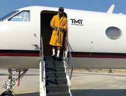 фото - Флойд Мэйуэзер устроил денежный дождь в стрип-клубе: уборщицы заметали банкноты