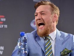 фото - Комиссия отказалась заменить перчатки в бою Мэйуэзер–Макгрегор