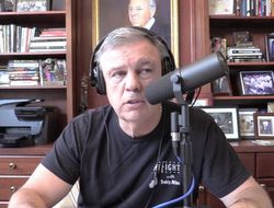 фото - «Скала, асбестовый костюм, покрышки». Тедди Атлас о бое Бетербиев – Бивол 