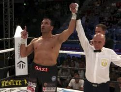 фото - 52-летний экс-чемпион мира Арслан уничтожил соперника в первом раунде