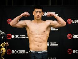 фото - Бивол поглядывает за спину Бродхёрсту в направлении Барреры