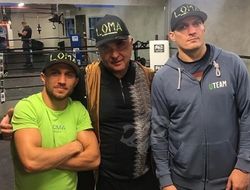 фото - Усик уже «бьёт» Миллера, Цзю жонглирует пудовой гирей, слэм-данк от Уайлдера — соцсети