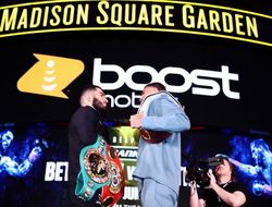 фото - Не Бивол. Арум уже знает, с кем подерётся победитель боя Бетербиев – Смит