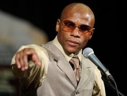 фото - Источник: Мэйуэзер будет драться с Берто