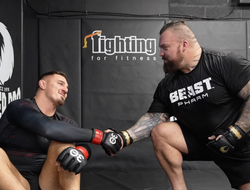 фото - Британский силач-рекордсмен попробовал себя в боксе и теперь готовится к дебюту в ММА