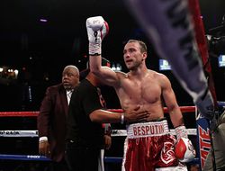 фото - Алимханулы и Беспутин одержали синхронные победы в андеркарде у Ломаченко