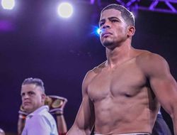 фото - Мэйуэзер взял на контракт пуэрториканского «Волка» Торреса