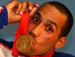 фото - У Дигейла украли золото ОИ-2008 и Орден Британской империи. Еще и сборная влетела