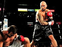 фото - Супертяж Кауффман за пару раундов забил ветерана Мендосу