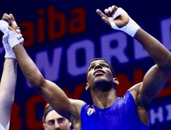фото - Объявлен лучший боксёр чемпионата мира по боксу 2021. Ему вручили Кубок Вэла Баркера