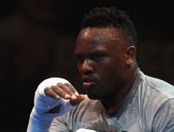 фото - Фото: Дерек Чисора собирает мусор на улицах Лондона