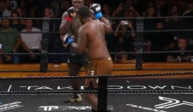 Экс-боец UFC тяжеловес Розенструйк взял чемпионский титул по грязному боксу: видео