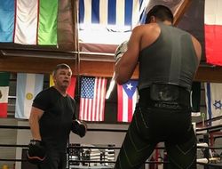 фото - Ломаченко напугал оператора, Баранчик насилует себя картинками, Атлас работает с Гвоздиком — соцсети