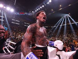 фото - От слов к делу: Де Ла Хойя предлагает Дэвису миллионы за бой с Гарсией