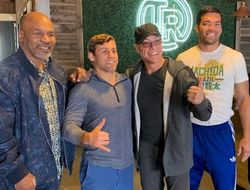 фото - Броунер разыграл продавцов, Шелестюк показал трюк с монетами, Усик поблагодарил Ломаченко — соцсети