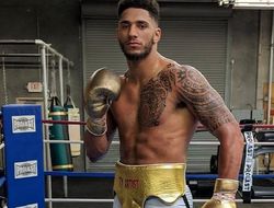 фото - Олимпийский чемпион-супертяж подписался у менеджера Уорда и Мэйуэзера