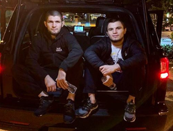 фото - Ломаченко дрифтует в Одессе, Хабиб и Умар в багажнике авто, лучшие нокауты года от WBC — соцсети 