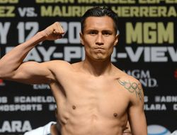 фото - Франсиско Варгас забил Уилла Томлинсона