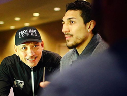 фото - Теофимо с отцом-гением, Файфер назвал дату боя с Папиным, Мэйуэзер рассекает на роликах — соцсети 