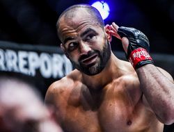 фото - Экс-чемпион UFC Эдди Альварес проиграл Лапикусу из Молдовы: видео