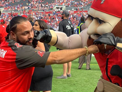 фото - Постол не изменяет американской традиции, Оверима зашили, Тёрман спаррингует с маскотом — соцсети 