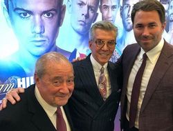 фото - Дуэль взглядов Ломаченко–Кэмпбелл, Проводников поздравил Брэдли, Беринчик учит тренера — соцсети 