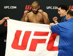 фото - Видео взвешивания UFC 210: Кормье — Джонсон II, Уайдман — Мусаси