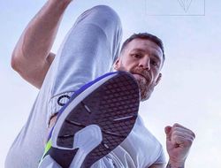 фото - Макгрегор ударил пожилого посетителя бара за отказ выпить его виски — видео