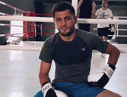 фото - Усик заряжается в зале, Беринчик о следующем поединке, интервью Хабиба — соцсети 