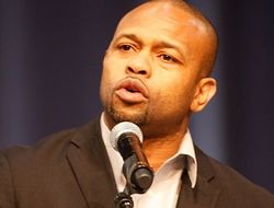 фото - Мэйуэзер сам решит, будет ли бой с Макгрегором конкурентным — Рой Джонс