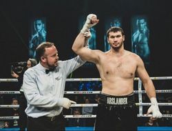 фото - Уронился! Супертяж Махмудов нокаутировал оппонента за 6 секунд (+ видео)