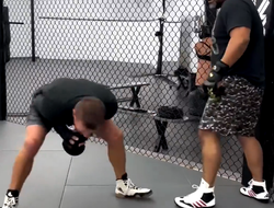 фото - Гэтжи «пробил» его тренер: дикое видео