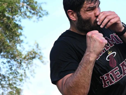 фото - Хргович вылез словно дальнобойщик из кабины фуры — Новицкий