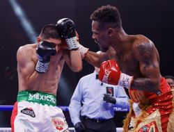 фото - Алим побил Баэса, Расселлу отдали победу над Сантьяго: видео