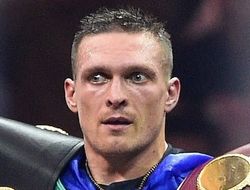 фото - «Я иду за тобой...» Александр Усик максимально серьёзен на воскресном кадре дня