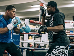 фото - Макгрегор снова с бутылкой, Хэйни в ринге с Мэйуэзером, Кличко вышел с изоляции — соцсети 