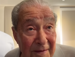 фото - Арум не верит в шансы Теофимо против Энниса: «Он делает это из-за денег»