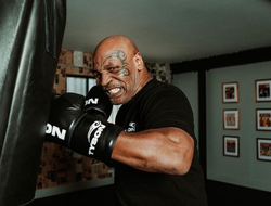 фото - 57-летний Майк Тайсон работает на тяжёлом мешке. Зацените новое видео легенды