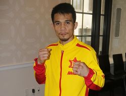 фото - Срисакет Сор Рунгвисаи побил корейского деда в промежуточном бою — видео