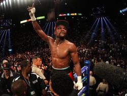 фото - Видео: Флойд Мэйуэзер выбежал в ММА-клетку. Зачем он это сделал?