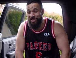 фото - Паркер передал Усику «привіт» в традиционно стильном видеоклипе