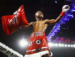 фото - Грир вырвал победу над Ньевесом, Зайас ярко дебютировал в профи