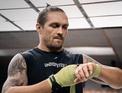 фото - «Счастливый зелёный». Александр Усик в боксёрском зале — кадр дня